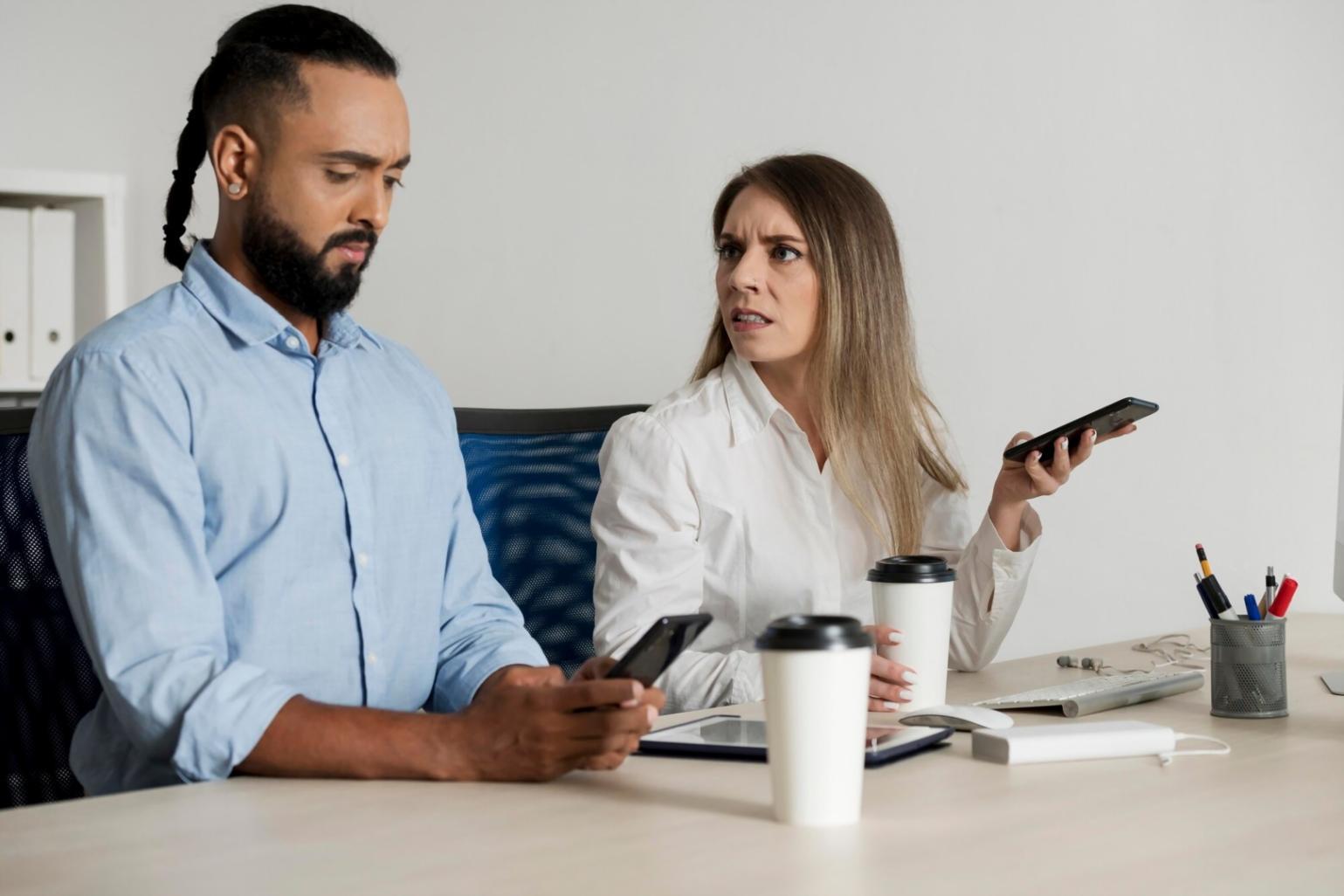 Consulente di styling durante una sessione di analisi colori